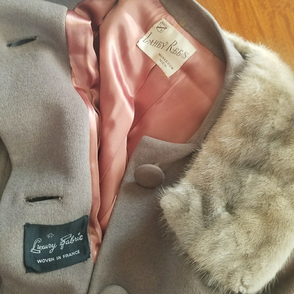VINTAGE beautiful womens coat with mink collar - Picture 1 of 6